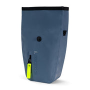Waterdichte Urban Proof Storm Recycled fietstas voor enkel, 20 liter, met reflecterende details en stevige handgreep.
