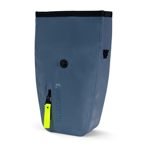 Zwarte Urban Proof Storm Recycled fietstas voor één fiets, 20 liter inhoud, waterdicht en duurzaam materiaal.