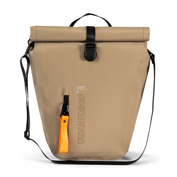 Zwarte Urban Proof stormrecycle fietstas voor fietsers, 20 liter, enkel model met waterdichte, duurzame materialen.