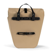Recycled waterdichte Urban Proof Storm fietstas voor enkel, 20 liter, geschikt voor fietsen, zwart met reflecterende details.