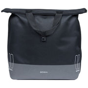 Basil Mara Evo 17-19 liter fietstas voor enkel, met MIK-haken en zwarte waterbestendige stof, bevestigd aan fietsstuur.