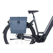 Basil Mara Evo fietstas enkel, 20-24 liter, met MIK-haken, zichtbaar aan de fiets met inhoud en stevige bevestiging.