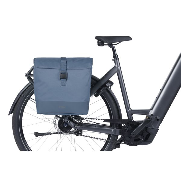 Basil Mara Evo fietstas enkel, 20-24 liter, met MIK-haken, zichtbaar aan de fiets met inhoud en stevige bevestiging.