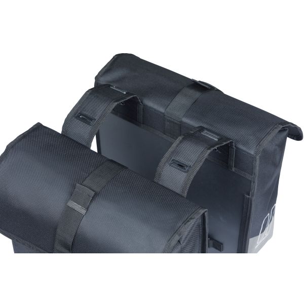 Dubbele Basil Mara Evo fietstas voor dagelijks gebruik, praktisch en ruim, bevestigd aan een fiets, zwart met reflecterende details.