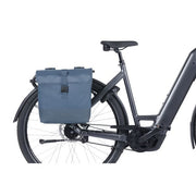 Basil Mara Evo dubbele fietstas met waterdichte stof en reflecterende details, geschikt voor dagelijks gebruik.