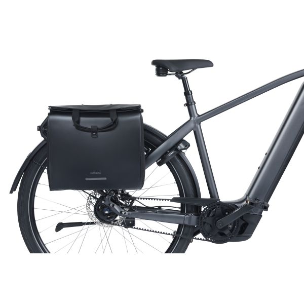 Zwarte Basil Urban Load Pro fietstas met MIK-haken, 15-20 liter, geschikt voor één fiets, stevig en waterbestendig.