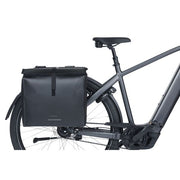Basil Urban Load Pro dubbele fietstas met 50-64 liter capaciteit, geschikt voor bagage en boodschappen op de fiets.