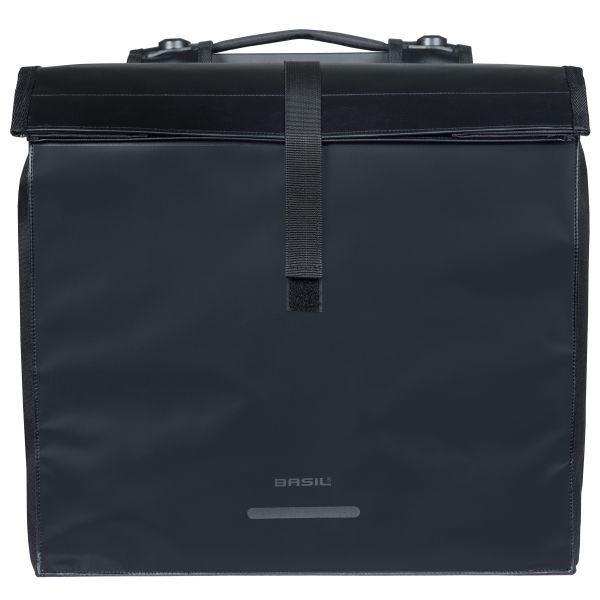Dubbele Basil Urban Load Pro MIK fietstas voor 50-64 liter, waterdicht en stevig, bevestigd aan een fiets.