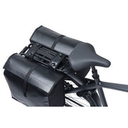 Basil Urban Load Pro MIK dubbele fietstas in zwart, geschikt voor 50-64 liter, bevestiging voor achterfiets, waterbestendig.