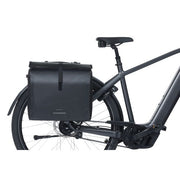 Basil Urban Load Pro MIK dubbele fietstas in zwart, geschikt voor 50-64 liter, bevestiging op fietsdragers, ruim en stevig.