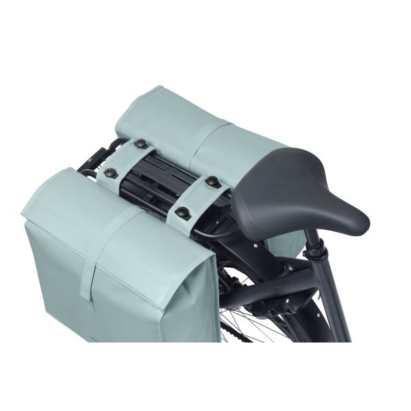 Dubbele Basil Urban Load Pro MIK fietstas met waterdichte stof en reflecterende details, geschikt voor 50-64 liter bagage.