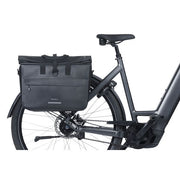 Basil Urban Dry Neo enkel fietstas voor 23-26 liter met MIK hooks, waterdicht en geschikt voor kantoorgebruik.