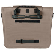 Basil Urban Dry Neo enkel fietstas met verstelbare riem en reflecterende details, geschikt voor 23-26 liter capaciteit.