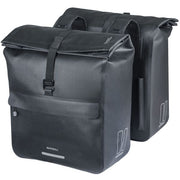 Basil Urban Dry Neo dubbele fietstas met waterdichte stof en reflecterende details, geschikt voor 46-52 liter bagage, zwart en rood.