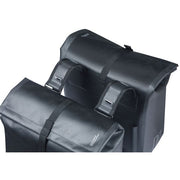 Basil Urban Dry Neo dubbele fietstas met waterdichte stof en ruime inhoud van 46-52 liter, voor veilige fietsbagage.