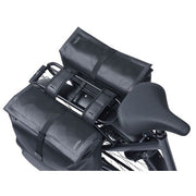 Basil Urban Dry Neo dubbele fietstas met waterdichte stof en reflecterende details, geschikt voor 46-52 liter bagage.