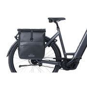 Basil Urban Dry Neo dubbele fietstas met 46-52 liter capaciteit, waterdicht en geschikt voor stadsfietsen.