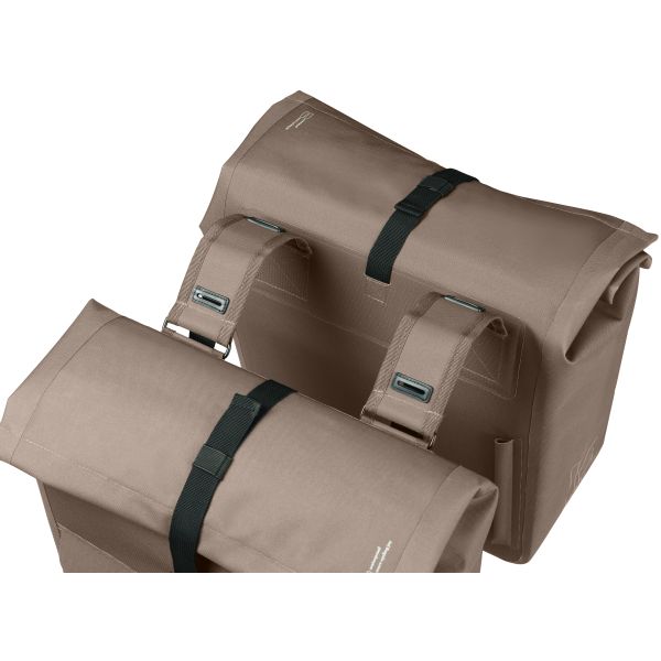 Basil Urban Dry Neo dubbele fietstassen met 46-52 liter capaciteit, waterdicht en geschikt voor stadsfietsen, zwart en robuust.