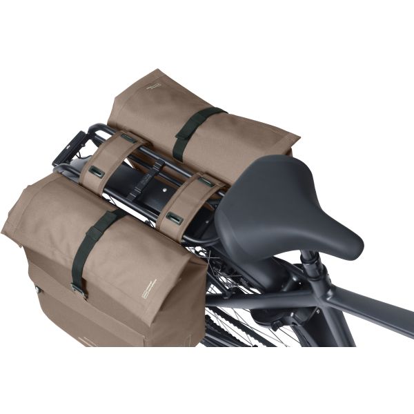 Basil Urban Dry Neo dubbele fietstas met 46-52 liter capaciteit, waterdicht en geschikt voor achterop de fiets