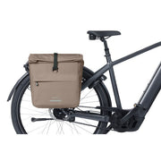 Basil Urban Dry Neo dubbele fietstas met 46-52 liter capaciteit, waterdicht en geschikt voor fietsers.