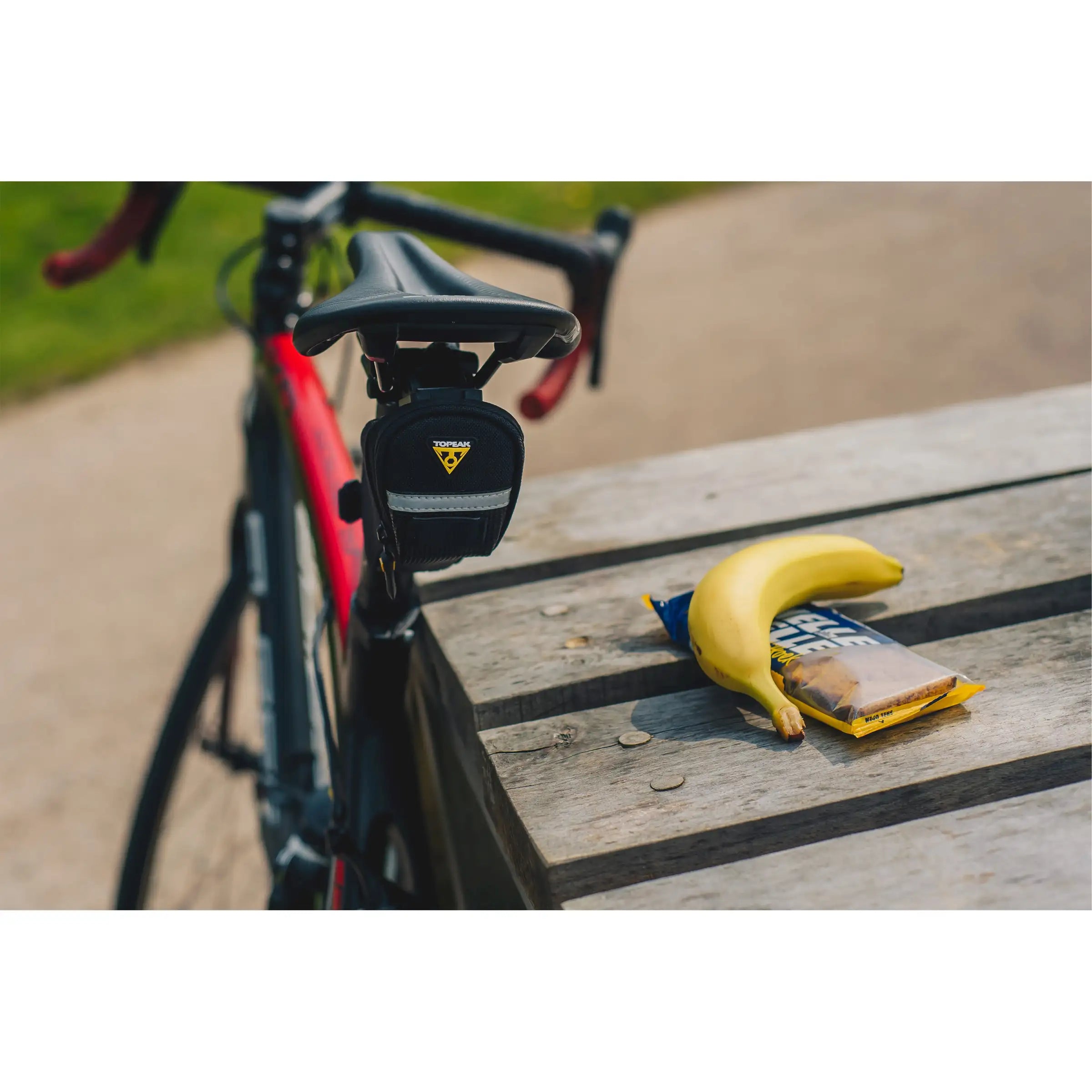 Topeak Aero Wp Clip zadeltas bevestigd aan een fiets, waterdichte fietstassen voor lichte bagage.