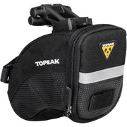 Zadeltas van Topeak Aero Wp Clip, zwart en waterdicht, bevestigd aan een racefiets voor aerodynamische opslag.
