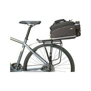 Topeak Dragertas MTX TrunkBag DX 2.0, fietstas met meerdere compartimenten en waterbestendig ontwerp, op een fiets bevestigd.