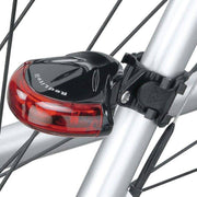 Zwart Topeak Redlite 2 achterlicht met batterij, zichtbaar met verlichting en bevestigingsbeugel.
