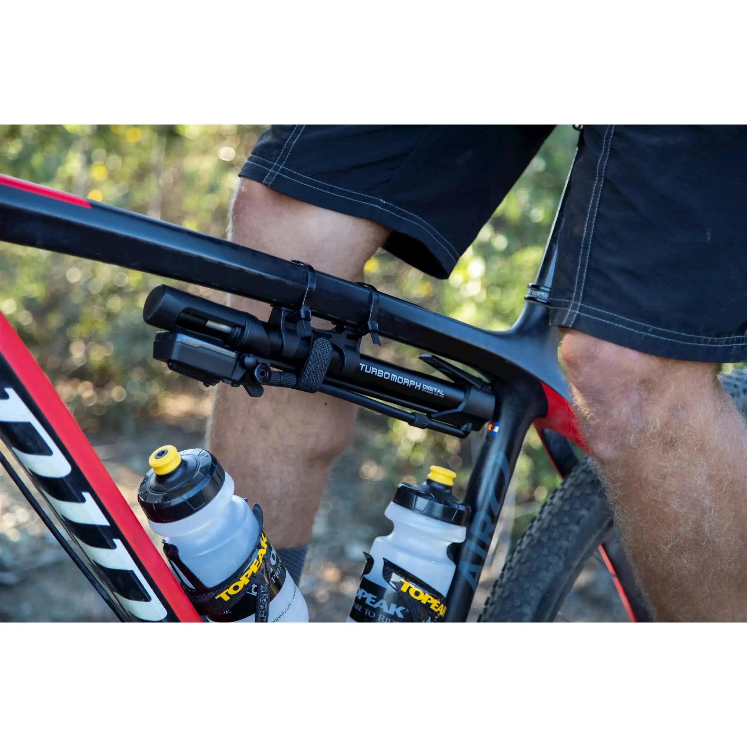 Topeak Minipomp Turbo Morph Digital minipomp met digitale drukmeter en handgreep voor fietsbanden, zwart en rood.