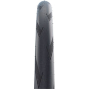 Zwarte Schwalbe 28-inch Pro One ADDIX Race V-Guard vouwband racefiets buitenband op een wiel.