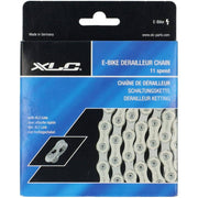 Zilveren XLC ketting CC-C06 voor 11-speed fiets, 11/128 inch breed, ligt op een witte achtergrond