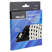 Zilveren XLC ketting CC-C07 voor single speed fietsen, 3/32 inch breed, zichtbaar op afbeelding.