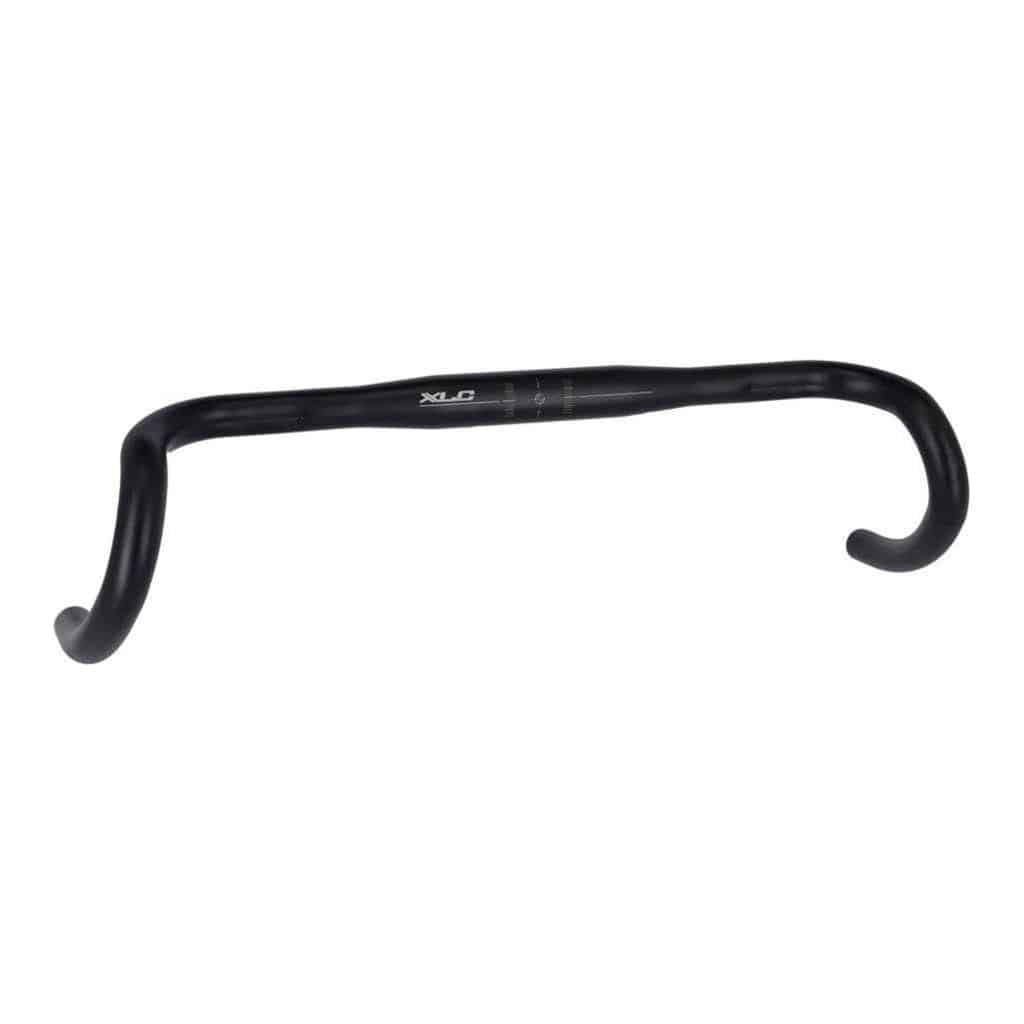 Zwarte XLC gravel stuur van aluminium, 31,8 mm diameter, geplaatst op een fiets voor off-road rijden.