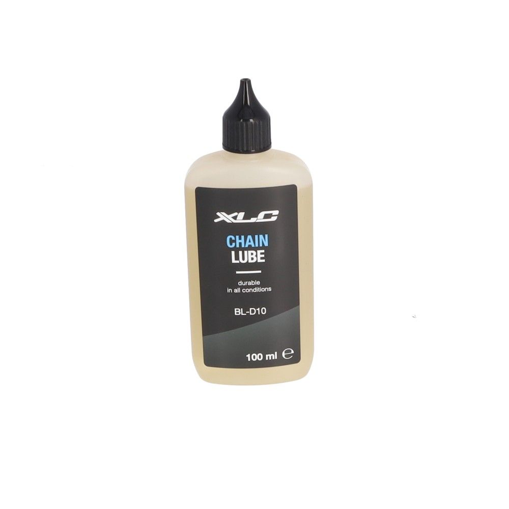 XLC Kettingolie BL-D10 100 ml, smeerolie voor fietskettingen, zichtbaar in een open fles met olie.
