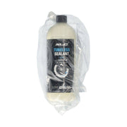 XLC bandenreparatieschuim BL-W21, 500 ml, close-up van de tube met sealant voor autobanden