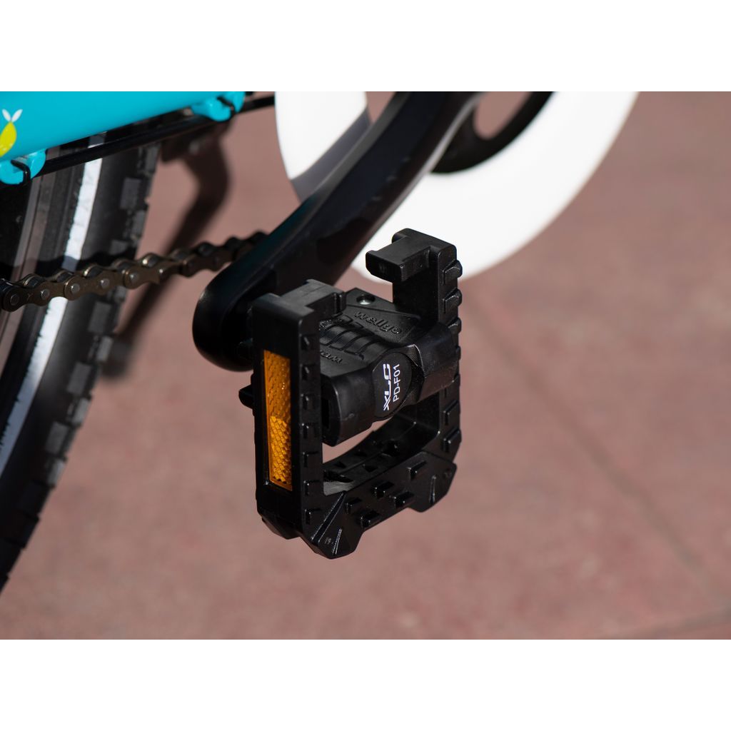Zwart PVC vouwpedaal van XLC voor stads- en elektrische fietsen, detail van trapper met merknaam en stevige constructie