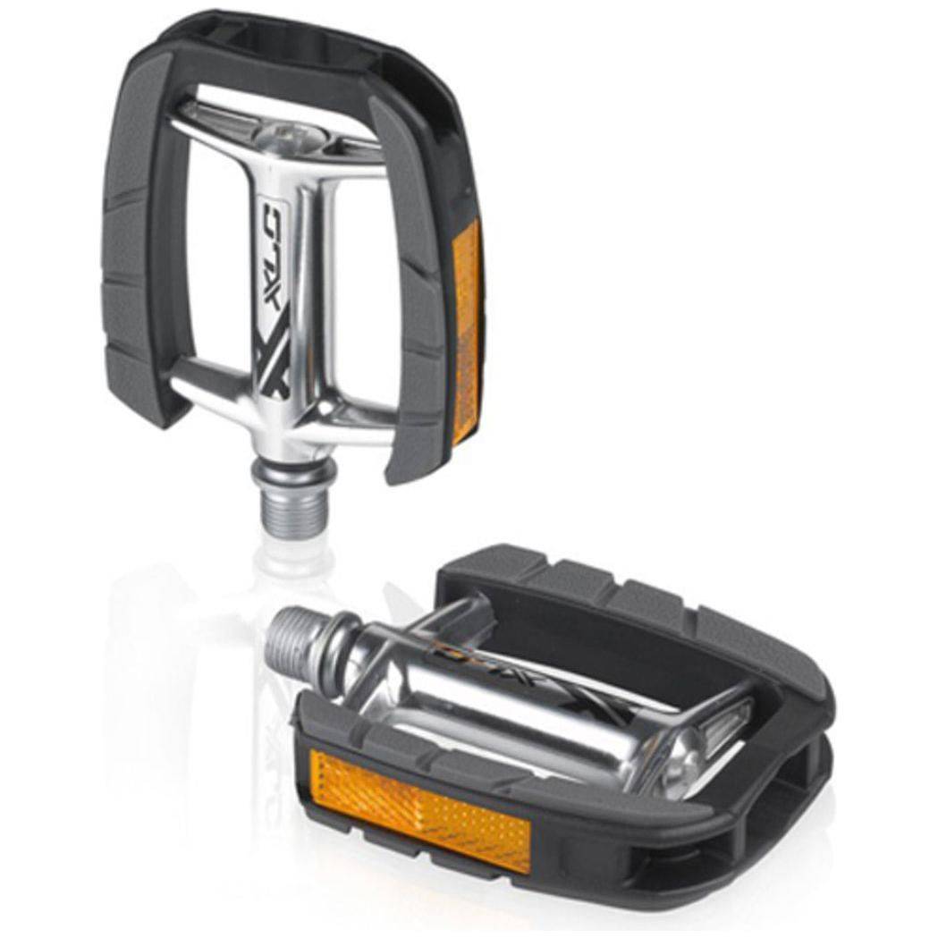 Zwarte en zilveren XLC Comfort anti-PVC aluminium pedaal voor stads- en elektrische fietsen, met stevige trapoppervlakte.