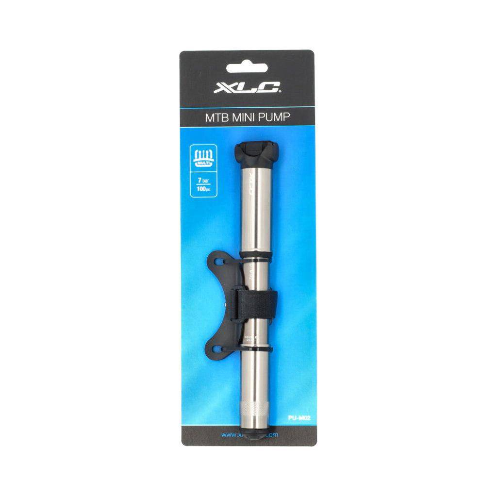 XLC minipomp voor fiets, compacte handpomp met blauwe behuizing en drukmeter, ideaal voor fietsreparaties onderweg