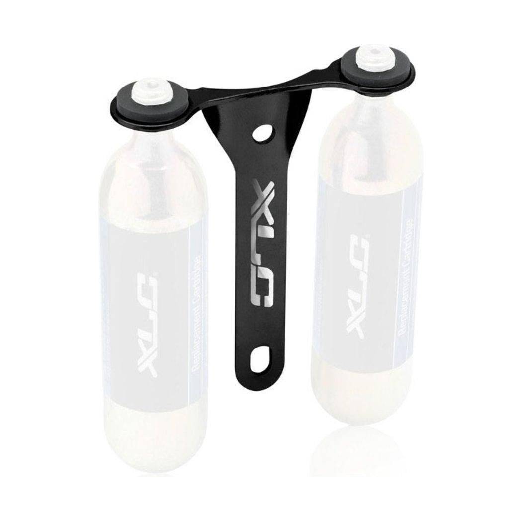 Zwarte XLC fietspomp houder met CO2-patroon voor accessoires, geschikt voor snelle fietsbandoplossingen.