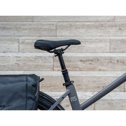 Zwarte XLC Sp-S13 verende dropper zadelpen met aluminium constructie en remote bediening, zichtbaar in detail.