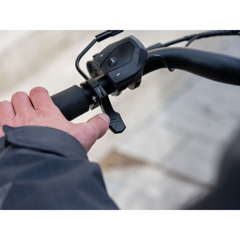 Zwart aluminium XLC Sp-S13 verende dropper zadelpen met remote, zichtbaar in close-up detail.