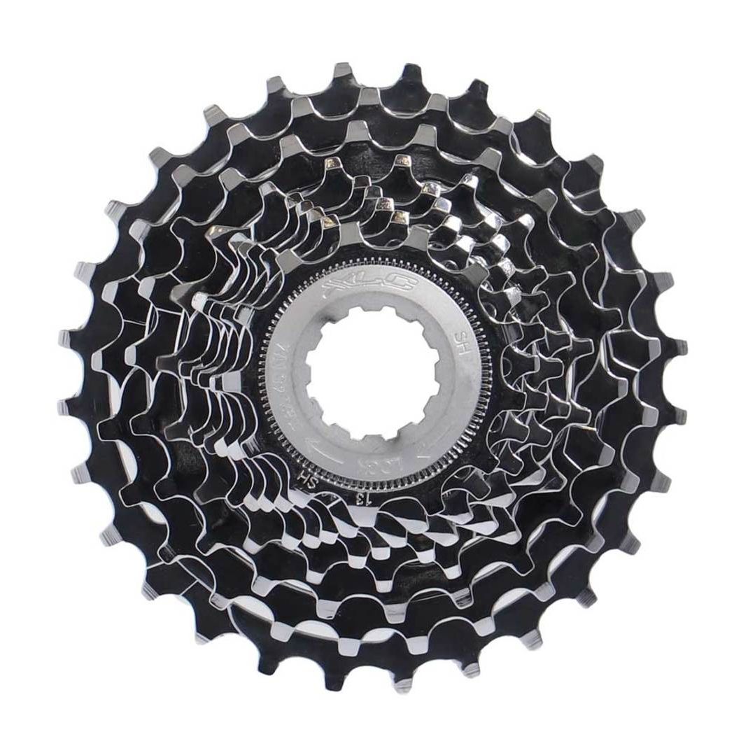 Zilveren XLC 9-speed cassette FW-S02 Shimano, 12-23 tanden, zichtbaar op de fietsachteras