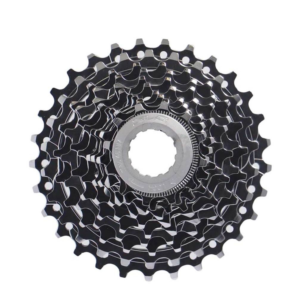 Zilveren XLC Fw-S03 10-speed Shimano cassette met 13-28 tandwielen, geschikt voor racefietsen.