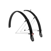 Zwarte XLC spatbordenset voor 28-inch fietsen, makkelijk te installeren en beschermt tegen modder en water.