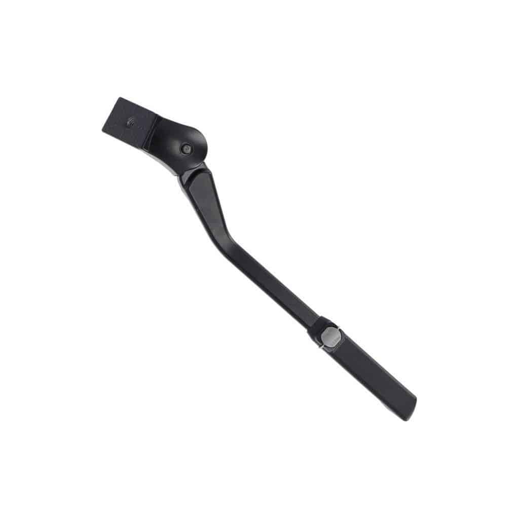 Zwarte XLC standaard 16/24 inch voor inbouwversterker, zichtbaar met stevige constructie en montagebeugels.