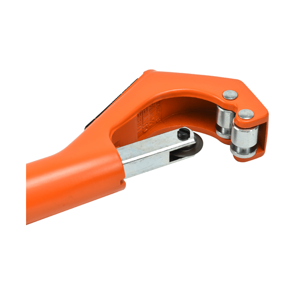 Diverse buizensnijder van Icetoolz 16A5 voor buizen tot 42 mm diameter, met handvat en snijmes.