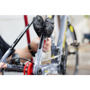 CyclOn dubbele poetsborstel met twee tanden voor het reinigen van moeilijk bereikbare plekken, zwart en rood gekleurd.