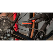 CyclOn fietsborstel met rode harde kunststof haren, ideaal voor het reinigen van fietsen en onderdelen.