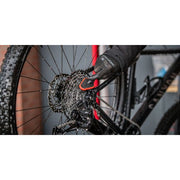CyclOn fietsonderhoud poetsborstel in rood met harde kunststof haren voor het reinigen van fietsen en onderdelen.