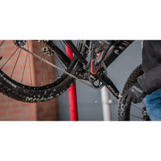 CyclOn fietsborstel met rode harde kunststof haren voor het reinigen van fietsen en onderdelen.
